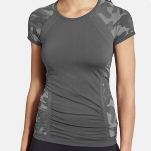 Athleta Women Fastest Track Gray Camo Print Short Sleeve Athletic Shirt 349662 L
